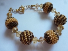 All instructions to make a bracelet with beaded beads